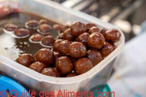 Des coyules glac&eacute;es au miel (fruit du palmier Acrocomia aculeata), un bonbon mexicain