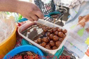 coyules glacées au miel (fruit du palmier Acrocomia aculeata), un bonbon mexicain