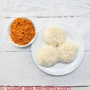  idiyappam à base de farine de riz pressée pour former de fines nouilles. avec pol sambola