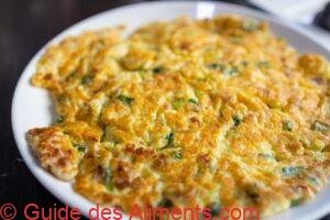 Omelette traditionnelle de la cuisine de Ta&iuml;wan avec radis sal&eacute; et s&eacute;ch&eacute; (caipu)